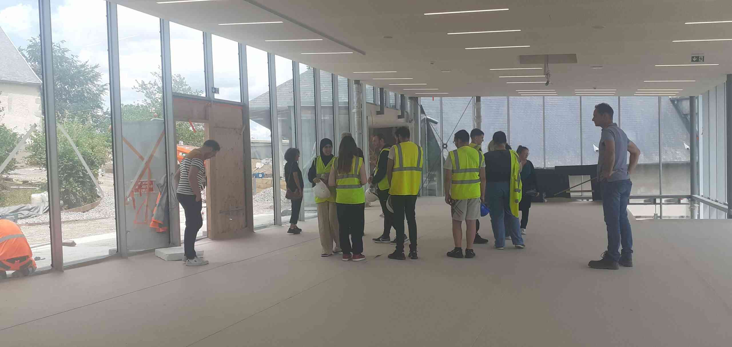 Les jeunes de l'E2C découvrent le nouveau bâtiment qui rallie les 2 musées de la Cité des Présents.